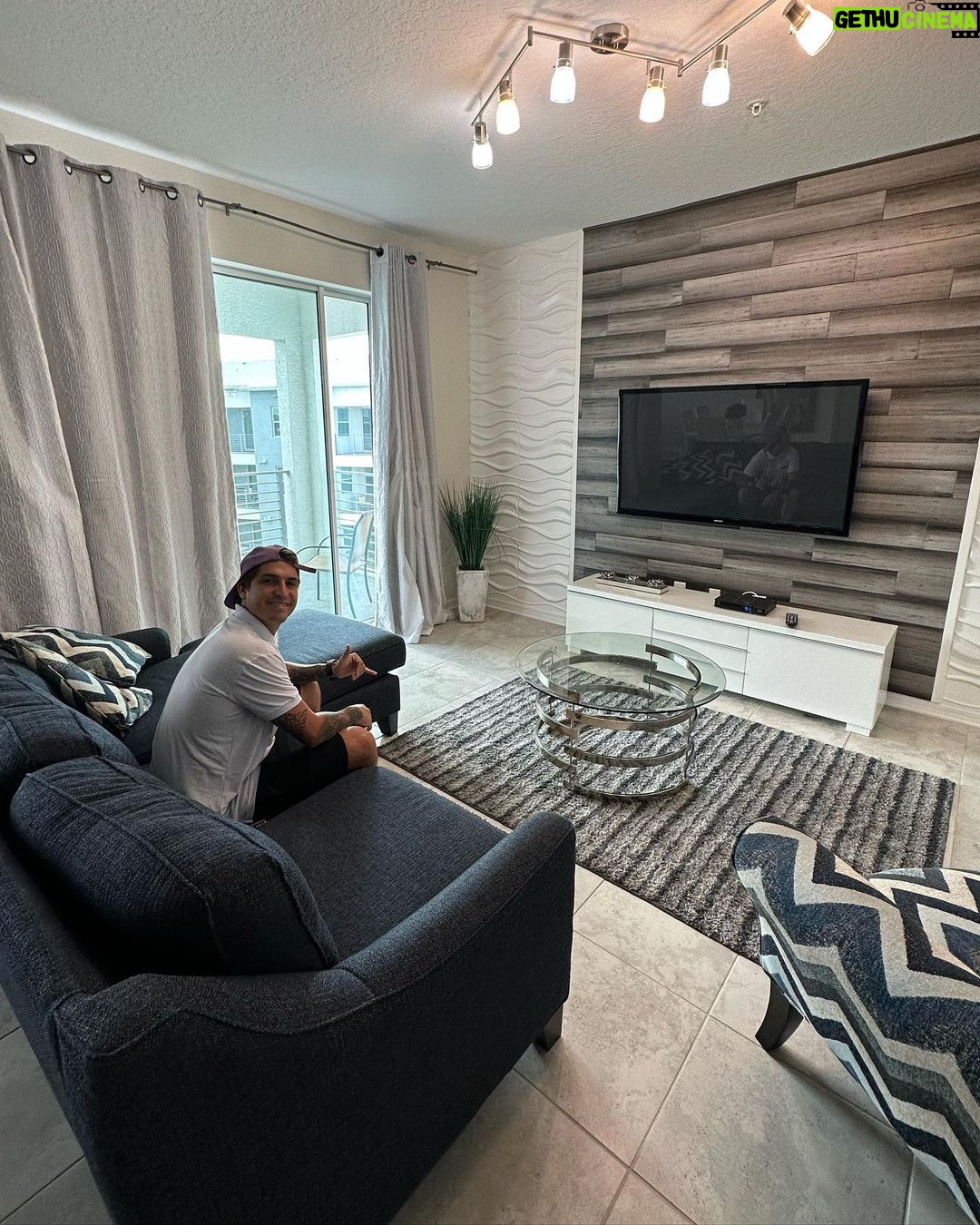 Felipe Prior Instagram - Como vocês sabem, a gente veio para Orlando e alugamos este ape incrível com a @starsvacationhomes! Vale muito a pena alugar o apartamento e poder aproveitar momentos inesquecíveis com sua família e amigos, e o melhor de tudo é estar pertinho dos parques! A melhor opção para quem esta pensando em viajar para Orlando é a @starsvacationhomes E para você que pretende ter um investimento aqui em Orlando, @garciagrealty é uma imobiliária completa, eles trabalham com compra, venda e aluguel de propriedades, a busca das casas é personalizada para seu perfil e necessidades, eles sempre encontram a melhor oportunidade de mercado! Fala com a Elaine @garciagrealty Orlando, Florida