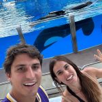 Felipe Prior Instagram - Tudo começou em 2022, em Campos do Jordão. Apareceu essa menina linda na festa pedindo para tirar uma foto, mas logo percebi que era algo a mais que a foto… ou melhor não tinha nada de foto . Tinha uma gata que aparece na foto aí, inteligente ( eu também fui inteligente, se liga na foto ) kkkkkk ….inspiradora, companheira e que tem os mesmo objetivos que eu. Ser feliz, viajar e trabalhar pra poder ser feliz, viajar e trabalhar. Sou uma merda pra escrever, mas acho q vocês entenderam… ela é foda… eu sabendo tudo sobre os namoros dos outros e sempre achando que era chato, queimei a língua e me apaixonei por ela . É isso feliz dia dos namorados @jessicacastrosc Orlando, Florida
