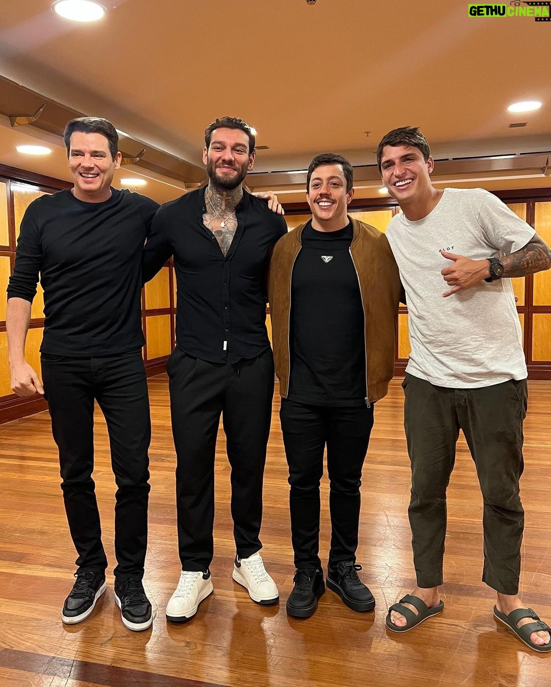 Felipe Prior Instagram - Acordei na segundona todo dolorido da corrida e de tanto rir com a apresentação de standup do meu amigo @renatoalbani , foi massa demais irmão, sem falar na resenha de gigantes com @celsoportiolli e @lucaslucco . 😂😂 São Paulo, Brazil