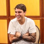 Felipe Prior Instagram - Acordei na segundona todo dolorido da corrida e de tanto rir com a apresentação de standup do meu amigo @renatoalbani , foi massa demais irmão, sem falar na resenha de gigantes com @celsoportiolli e @lucaslucco . 😂😂 São Paulo, Brazil