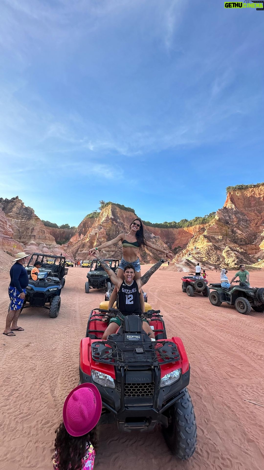 Felipe Prior Instagram - A gente é isso a todo momento. Sorriso no rosto, muito trabalho e nos momentos de diversão pura adrenalina 😎✌️👻 Praia do Gunga