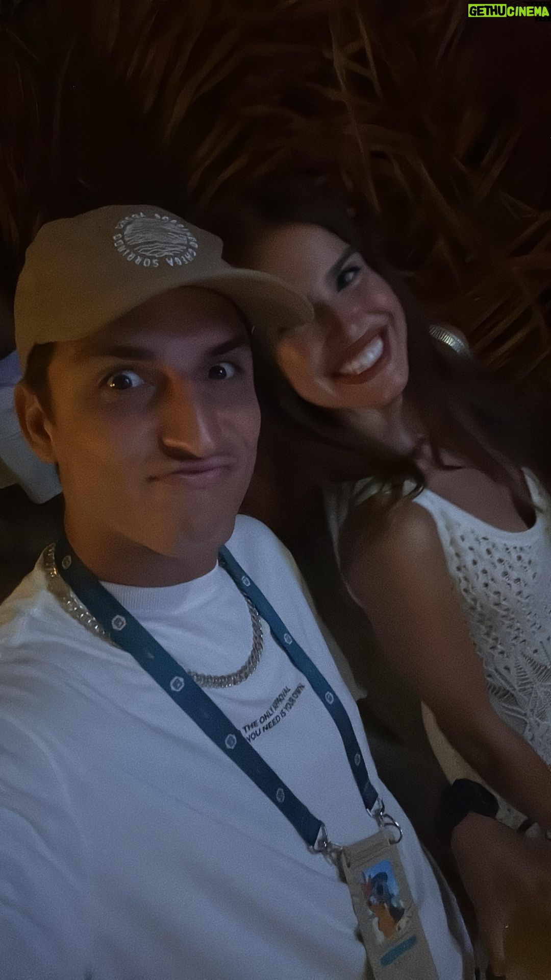 Felipe Prior Instagram - Feliz ano novo . Muito amor, muita paz e sempre aquele dimdim pra pagar os boleto que já chegaram aqui Japaratinga, Alagoas, Brasil