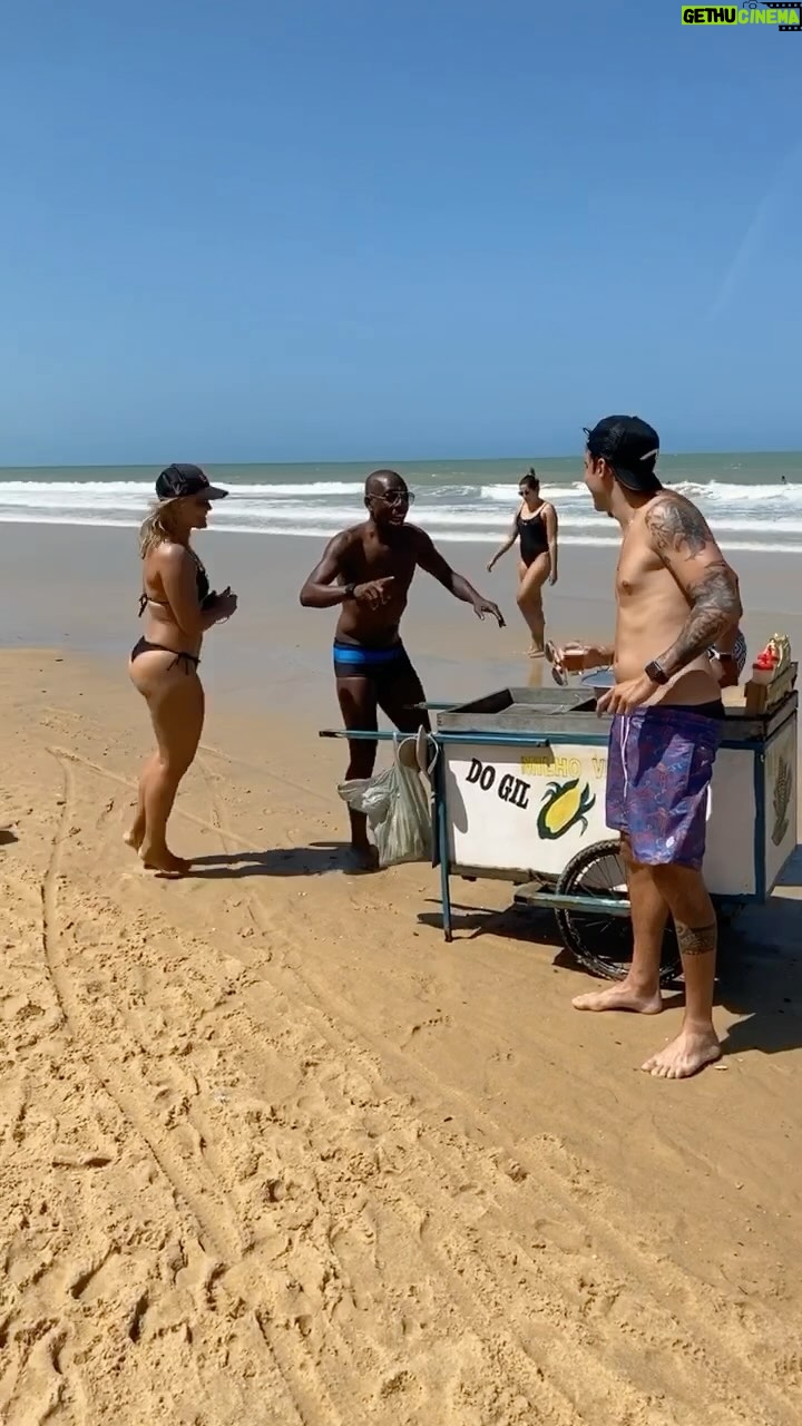 Felipe Prior Instagram - Irmão parabéns pra você . Tudo de melhor na sua vida . Você merece muito mais de 1 milhão. Você tem um coração que vale muito mais que 1 milhão . Falo isso com o maior orgulho , pra todo mundo que me pergunta . Quem são as pessoas mais legais que você conheceu pós big brother esse vídeo diz tudo . Prazer imenso ter te conhecido. Você é foda e vai colher muito. Cada publicidade que vejo você gravar eu fico feliz porque você é de verdade . Você passa verdade e corre pela verdade com seus amigos . Te amo . Ai ai ai ui ui ui . A gente é isso é sempre será diversão em primeiro lugar