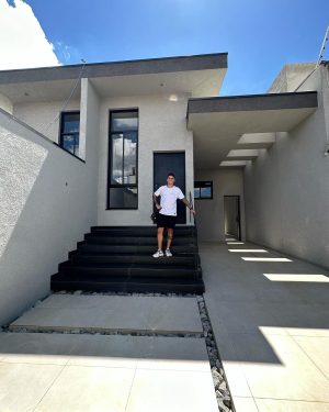 Felipe Prior Instagram - Nada melhor do que acordar cedo e ver o resultado da sua dedicação,  dando certo . Tudo que deixamos de fazer tem um propósito. Abrir mão as vezes faz parte, deixar de fazer algo que muito quer tem seus benefícios quando você consegue ver o propósito de tudo . Deus é maravilhoso e sabe de tudo. Nunca perca sua fé e acredite que tudo vai dar certo. Quem diria que com 21 anos um jovem que cursava arquitetura e se dedicava a juntar dinheiro do estágio e fazer 3 trabalhos ao mesmo tempo. Pra comprar seu primeiro terreno. Um dia ia estar construindo o seu sonho de fazer suas casas para venda. Isso é só o começo . Obrigado Deus . Tudo vai dar certo. Obrigado 🙏🏼🙏🏼 
Vão querer te derrubar mas não vão conseguir . Podem tirar tudo que tenho mas eu sou forte e vou recuperar com o apoio de Deus .
