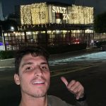 Felipe Prior Instagram - O natal aqui na @salt.zn01 já esta bem iluminado. E dessa vez o eletricista foi eu . 🔦🔆🎅🎄 - fazia tempo que não Montana uma árvore de natal, então resolvi fazer uma fachada de natal. Venha tirar uma foto também. SALT ZN