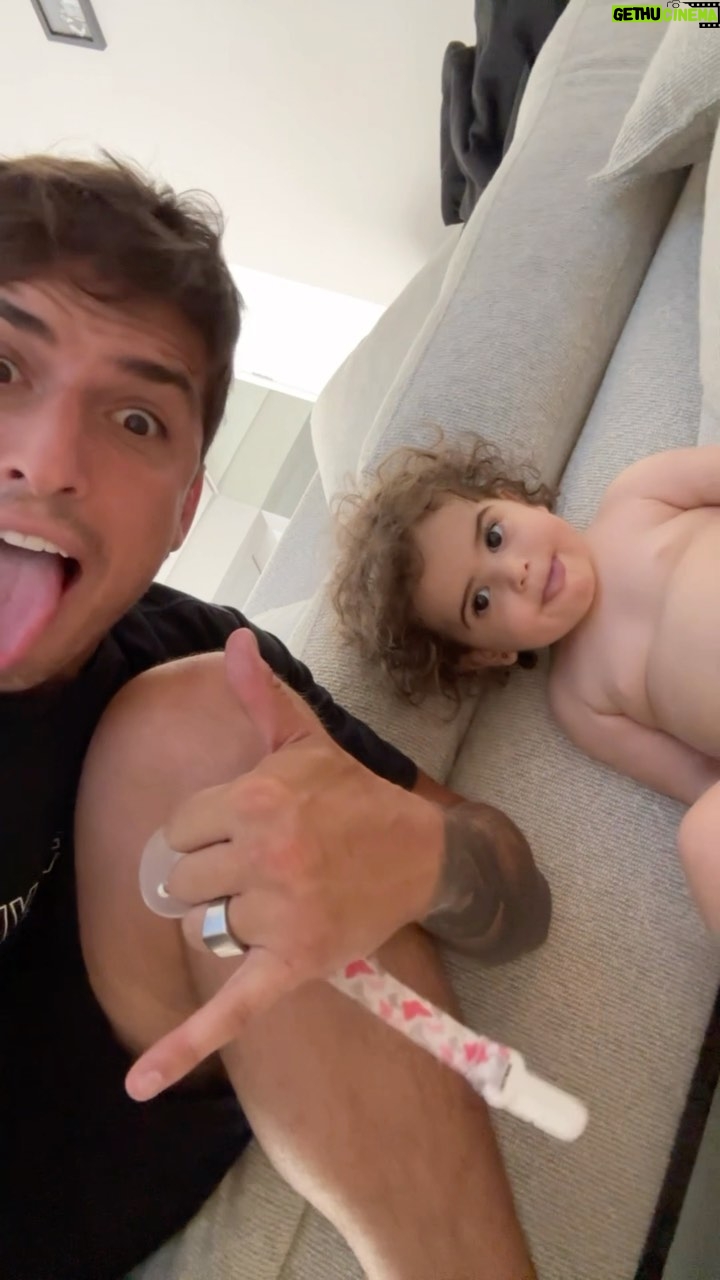 Felipe Prior Instagram - Deixaram ela 1 dia pra cuidar e já estamos fazendo a missão impossível da Duda. Hahahaha 🤣🤣🤣