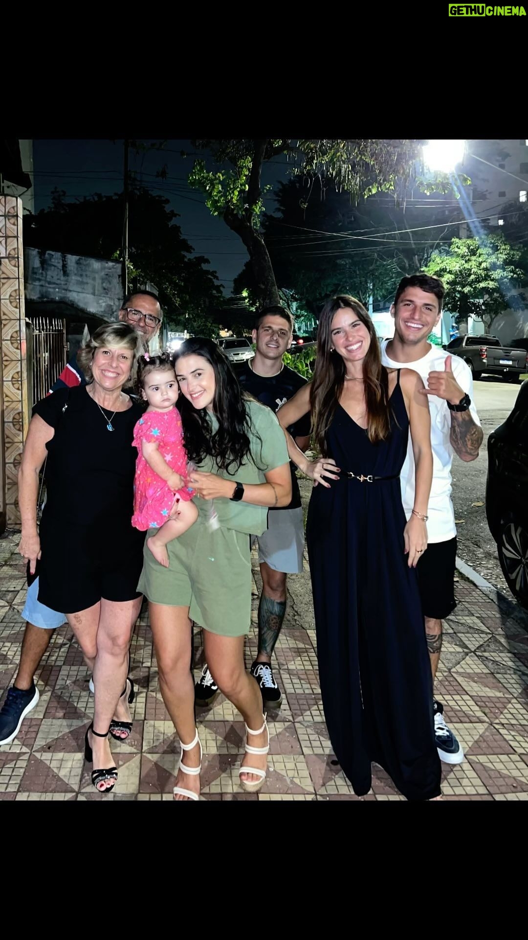 Felipe Prior Instagram - Essa é minha família e o que todos nós queremos é viajar, dar risada , comer besteira , jogar bolar , ter o sorriso no rosto , andar de moto , comer Japones kkkkk trabalhar muito e o principal- Quando a gente está junto somos mais fortes e ngm vai tirar a nossa paz. Minha família é foda. Na real são as pessoas que realmente podemos contar 🤪😍 Zona Norte Lauzane Paulista