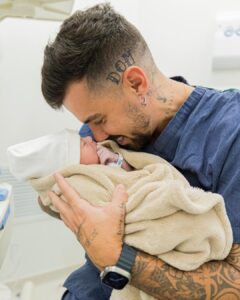 Felipe Ribeiro Instagram - 15/06/2023 - o dia em que minha vida fez sentido 🤍 seja bem vindo, meu filho! eu te amo muito e essas fotos representam um pouco do quanto você ja mudou nossas vidas 🥹 Obrigado amor da minha vida @dessacastorino por essa mulher guerreira e determinada 🤍 Fotograria: @hannarocha @rededor_oficial_star