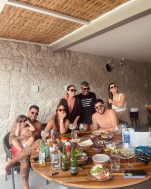 Felipe Ribeiro Instagram - Um final de semana matando a saudade, celebrando novas conquistas e brindando nossa felicidade! Nossa família, meu bem maior 🤍