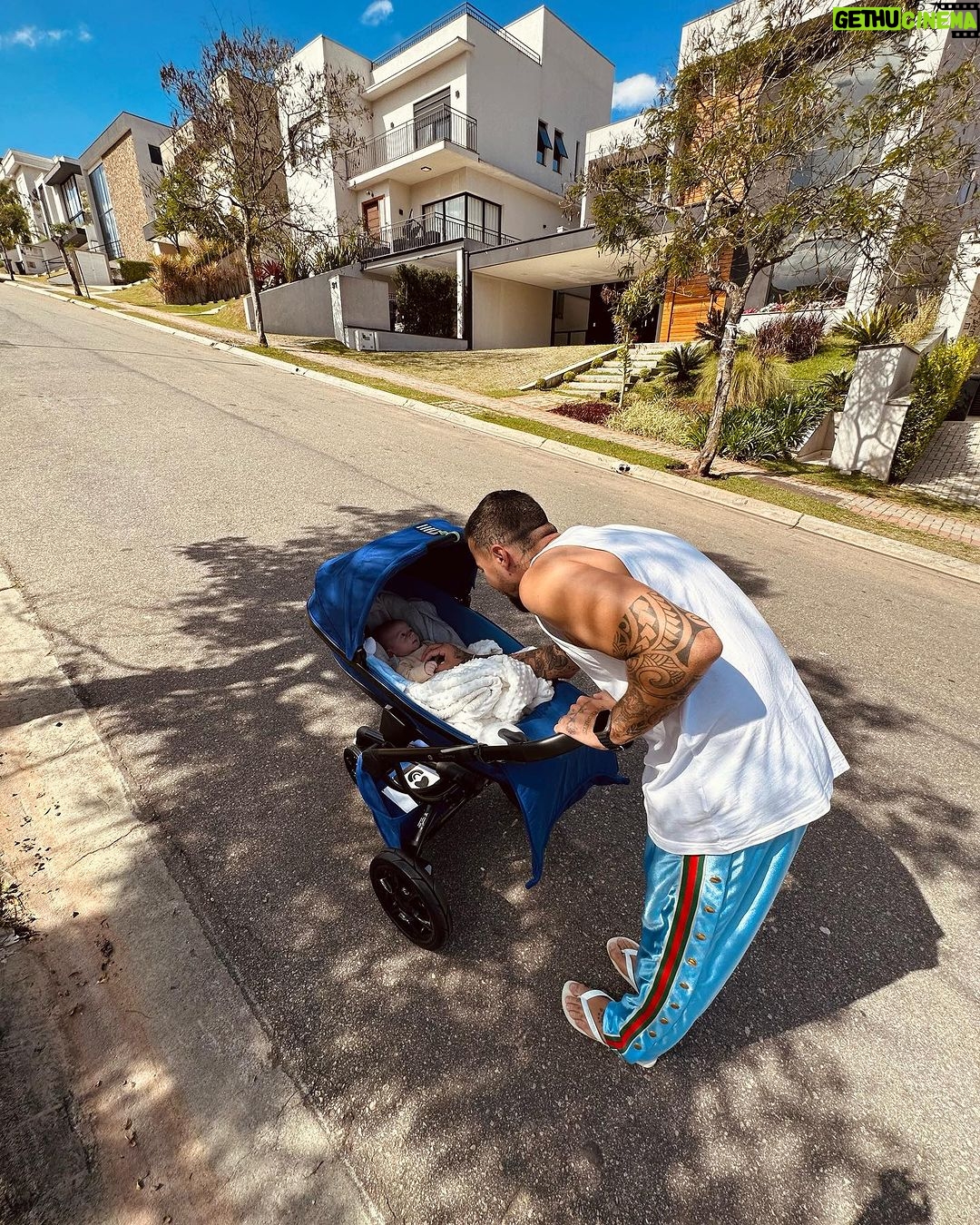 Felipe Ribeiro Instagram - o primeiro passeio na rua a gente nunca esquece 🥹 e o carro tinha que ser azul igual do papai @quinnybr 💙 esse carrinho foi uma das nossas melhores aquisições, ele ta como moises mas depois fica com a cadeirinha também pra quando estiver maiorzinho, além de ser a coisa mais linda hehe @jubutlerbabyshopper Alphaville
