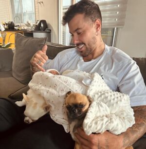 Felipe Ribeiro Instagram - Dionisio sendo travesseiro do Dom e Arnoldo na escolta 🫶🏽 tudo que mais sonhei, meus filhos 🐶 🐶 👶🏼