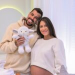 Felipe Ribeiro Instagram – Chegou o momento mais esperado: conheçam o quarto @graodegente do Dom! 💚
Não temos palavras para descrever o quanto é significativo esse momento para a nossa família. É um verdadeiro sonho tudo isso!!!!
Escolhemos o Kit Berço Tricot Luxo Branco – depois da @dessacastorino passar horas apaixonada por todas as opções da Grão de Gente 😅 Ficou maravilhoso demais!
O projeto é da designer de interiores @andrea_bento__ que captou perfeitamente nossos desejos para esse cantinho cheio de amor.
Agora, só falta você Dom! 💚 Estamos ansiosos para te mostrar como tudo foi planejado com todo o carinho do mundo.
E vocês? O que acharam do quartinho do Dom? Contem pra gente!!!
#graodegente #meumomentograodegente #quartodebebe #quartodebebebranco #enxovaldebebe