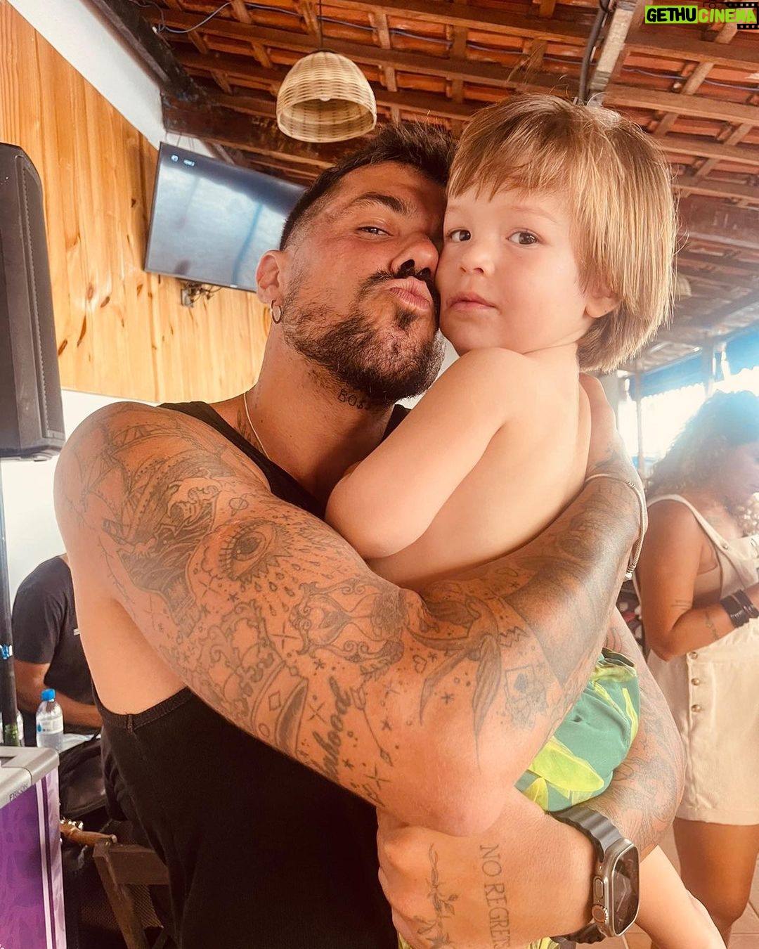 Felipe Ribeiro Instagram - Hoje é dia do carinha que deu um significado ainda maior pra nossa família, nosso Bezão! 🤍 “Dido” morre de saudades todo dia mas ta chegando pra te jogar pro alto meu mlk! Te amo @bezarattini