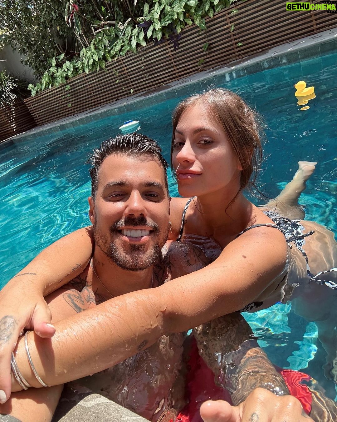 Felipe Ribeiro - 181.9K Likes - final de semana de descanso curtindo a casinha nova e os dogs 🤏🏽🤍 nossa família 😍