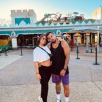 Felipe Ribeiro Instagram - ACABOU 😭😭😭 último parque mas fechando com chave de ouro no nosso predileto @buschgardensbr @buschgardens , muitos km andados, muitas montanha russas e muita alegria em família 🤍 até a próxima, com nosso Domzinho 👶🏼 Busch Gardens Tampa Bay