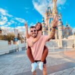 Felipe Ribeiro Instagram - Primeira disney do Dom, e a nossa primeira juntos, um carnaval um tanto quanto diferente, mas o melhor de nossas vidas 🫶🏽🥹 amo vocês Obrigado @roteirovip @instagramdorodrigo por organizar TÃO bem nossa viagem, e tornar tudo mais fácil e pratico pra toda nossa família, nem nos melhores sonhos teriamos uma viagem tao perfeita 🤩🤩🤩 Magic Kingdom Park Disney World