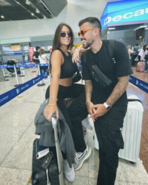 Felipe Ribeiro Instagram - Dando start nas nossas férias em família e indo visitar o Mickey e fazer enxoval do Dom 👶🏼 🏰 

E quem nos salvou e organizou TUDO foi a @roteirovip @instagramdorodrigo 
Se você quer ir para Orlando como nós, chama eles que eles organizam TUDO o que você precisa: carro, parques, hospedagem, restaurantes, roteiro personalizado! 

 @roteirovip e @instagramdorodrigo 🫶🏼