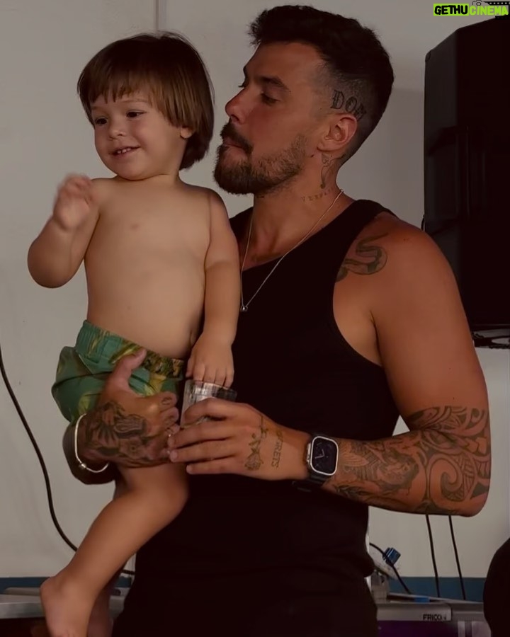Felipe Ribeiro Instagram - Hoje é dia do carinha que deu um significado ainda maior pra nossa família, nosso Bezão! 🤍 “Dido” morre de saudades todo dia mas ta chegando pra te jogar pro alto meu mlk! Te amo @bezarattini