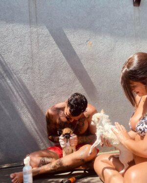 Felipe Ribeiro Instagram - final de semana de descanso curtindo a casinha nova e os dogs 🤏🏽🤍 nossa família 😍
