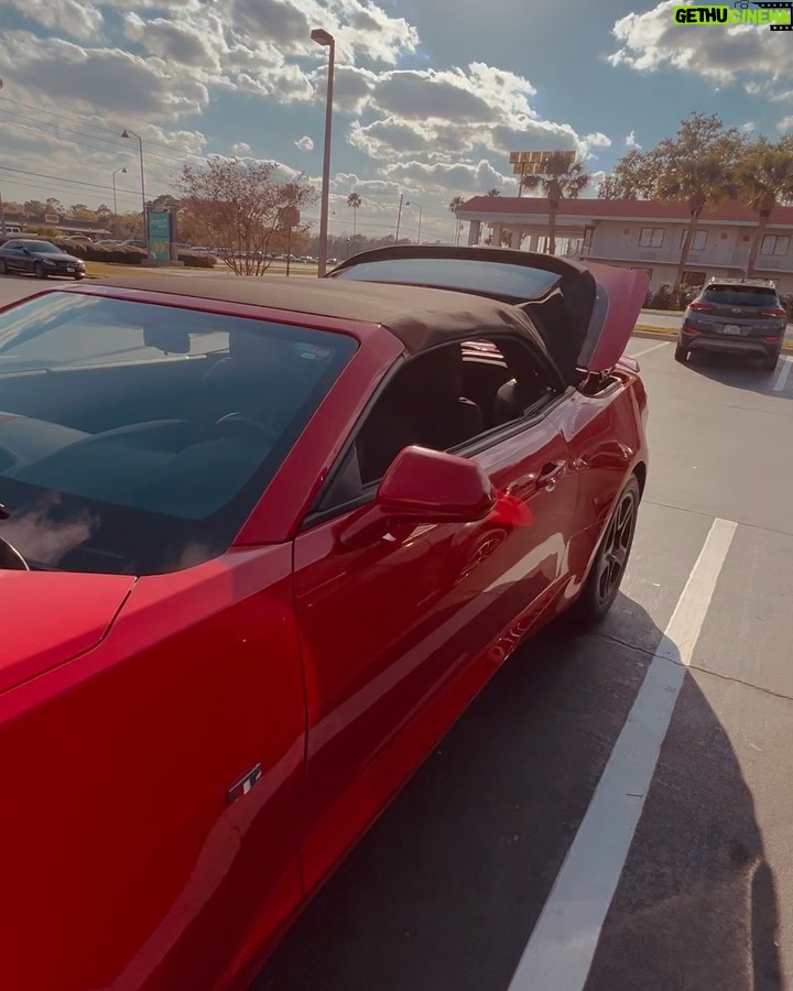 Felipe Ribeiro Instagram - nada mal por aqui pelas américas 🇺🇸 com a @godriveusa_ andar de nave ficou fácil viu 😮💨 fizeram a viagem ser ainda mais especial com nosso carro pra família e esse pra gente dar um rolê. serviço premium e o carro pro seu gosto e necessidade! Tkssss @godriveusa_ @roteirovip Kessimme, Orlando, Florida.