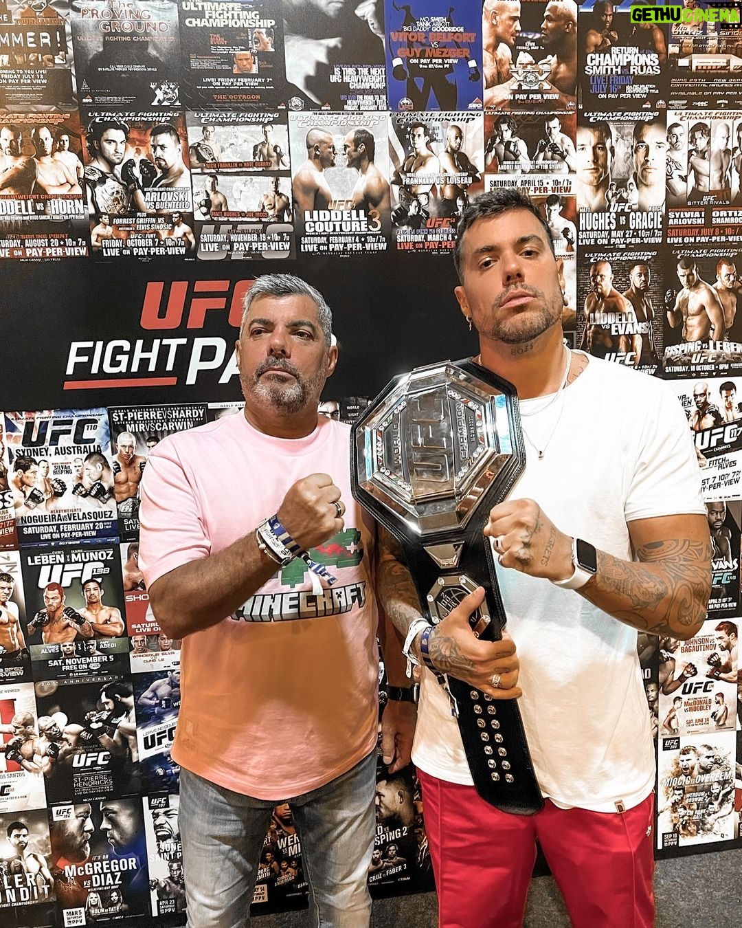 Felipe Ribeiro Instagram - Ontem foi dia de levar o coroa no @ufc_brasil 🥊 que experiência maravilhosa! Obrigado @ufcfightpassbr 🥊