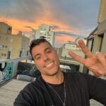 Felipe Ribeiro Instagram - só pra deixar registrado nesse feed uma foto sem barba pra eu lembrar de nunca mais tirar a barba risos kakaka Itaim Bibi