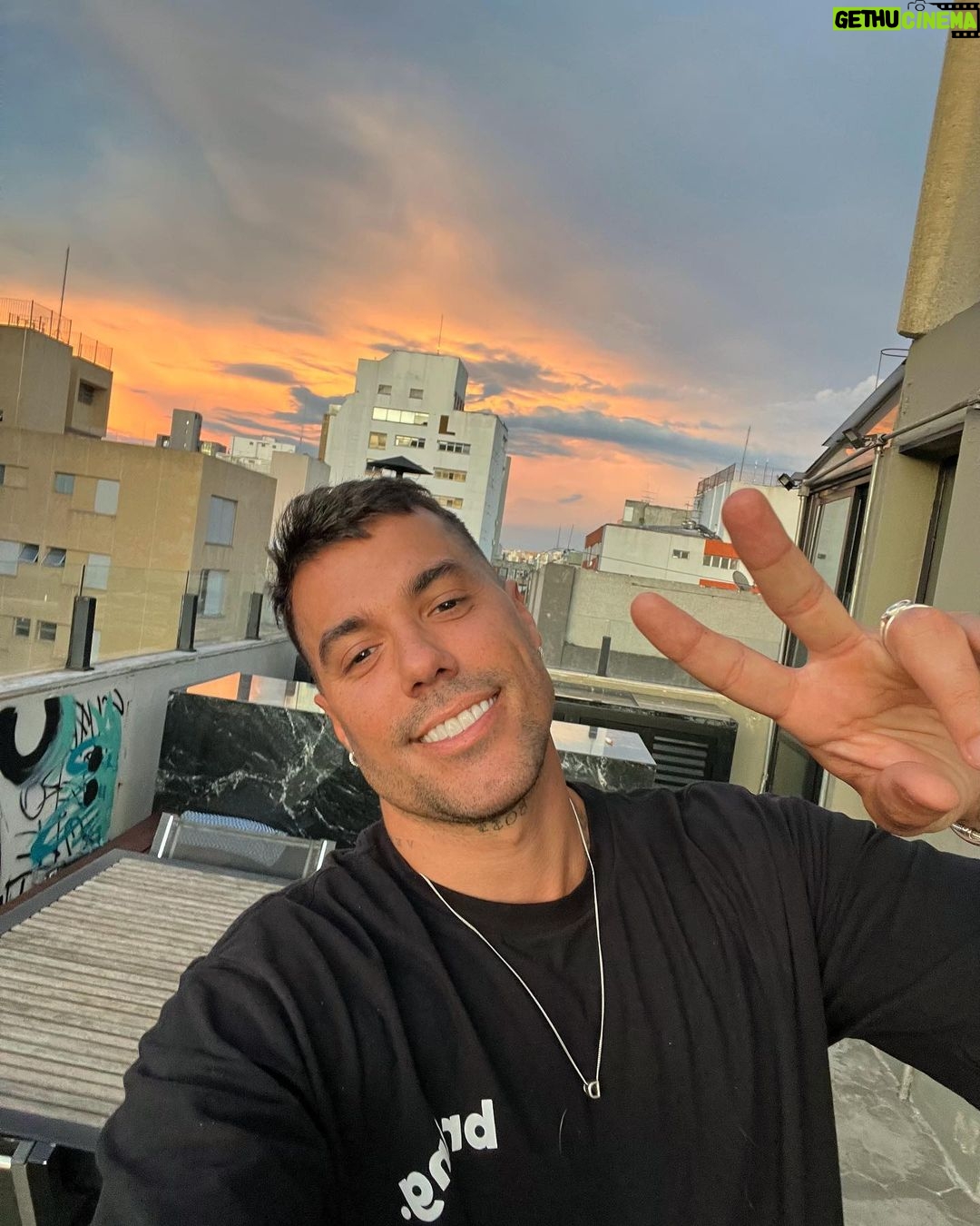 Felipe Ribeiro Instagram - só pra deixar registrado nesse feed uma foto sem barba pra eu lembrar de nunca mais tirar a barba risos kakaka Itaim Bibi