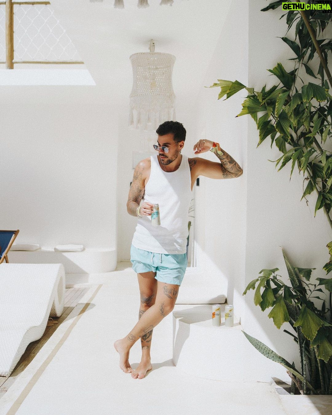 Felipe Ribeiro Instagram - Meio grécia meio gostoso mas com @schweppesbr @reveillondogostoso 📸 @pedrogiannini São Miguel do Gostoso