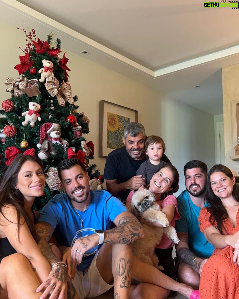 Felipe Ribeiro Instagram - Meu bem mais precioso 🎄 e esse ano ainda mais especial, com o nosso Dom dentro do forninho, e com o Bê alegrando ainda mais nossa família 💙 Muito amor da nossa família e um feliz natal a todos vocês 🎄💙