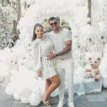 Felipe Ribeiro Instagram - Papai e mamãe fingindo normalidade mas por dentro a ansiedade tomando conta! Que dia especial 🤍 Produção: @eukadurodrigues Decoração: @vivodesejo Balões: @suafestarapida