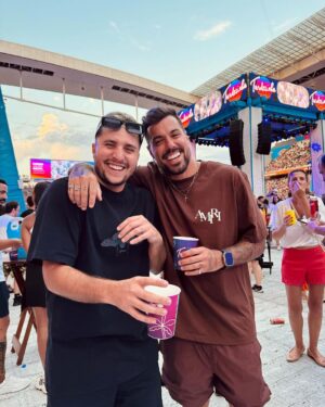 Felipe Ribeiro Instagram - A gente é isso! Uns 20 anos juntos, pra mais de 50 @tardezinha , e sempre essa energia 🩵 parabéns pelo seu dia! Juntos sempre @novinho te amo