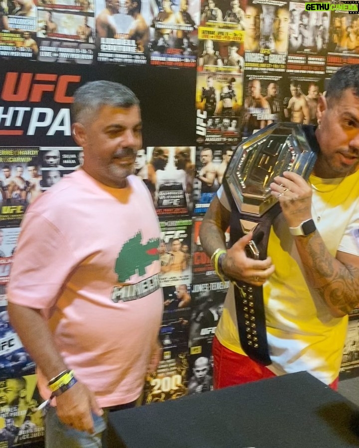 Felipe Ribeiro Instagram - Ontem foi dia de levar o coroa no @ufc_brasil 🥊 que experiência maravilhosa! Obrigado @ufcfightpassbr 🥊