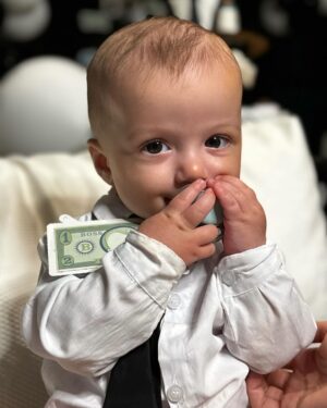Felipe Ribeiro Instagram - 6 MESES DO NOSSO PODEROSO DONZINHO 👶🏻
🖤🖤🖤🖤🖤🖤

(Deu tudo certo os docinhos e o bolo, pra quem acompanhou a tour 🙌🏼🤣)