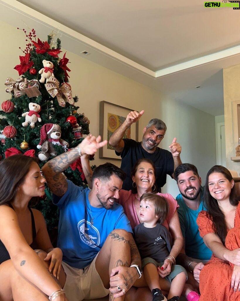 Felipe Ribeiro Instagram - Meu bem mais precioso 🎄 e esse ano ainda mais especial, com o nosso Dom dentro do forninho, e com o Bê alegrando ainda mais nossa família 💙 Muito amor da nossa família e um feliz natal a todos vocês 🎄💙