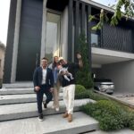Felipe Ribeiro Instagram - Uma venda que vai além das transações imobiliárias, é a realização de um sonho para o casal @lipemribeiro e @dessacastorino . Foi uma jornada emocionante, onde cada visita, cada detalhe e cada negociação foram feitos com o coração. Ver o brilho nos olhos deles ao encontrarem o lar perfeito, o lugar onde irão construir sua história e criar memórias inesquecíveis, é o que nos move como corretor de imóveis. É uma honra fazer parte dessa conquista, e saber que fizemos a diferença na vida deles. Que essa casa seja o refúgio de amor, felicidade e prosperidade que eles tanto merecem. Parabéns, Lipe e Andressa, por essa nova etapa em suas vidas. Que seja apenas o começo de uma jornada repleta de realizações e felicidade! Que Deus continue abençoando a jornada de vocês! #imoveis #imoveisdeluxo #imoveisaltopadrao Alphaville