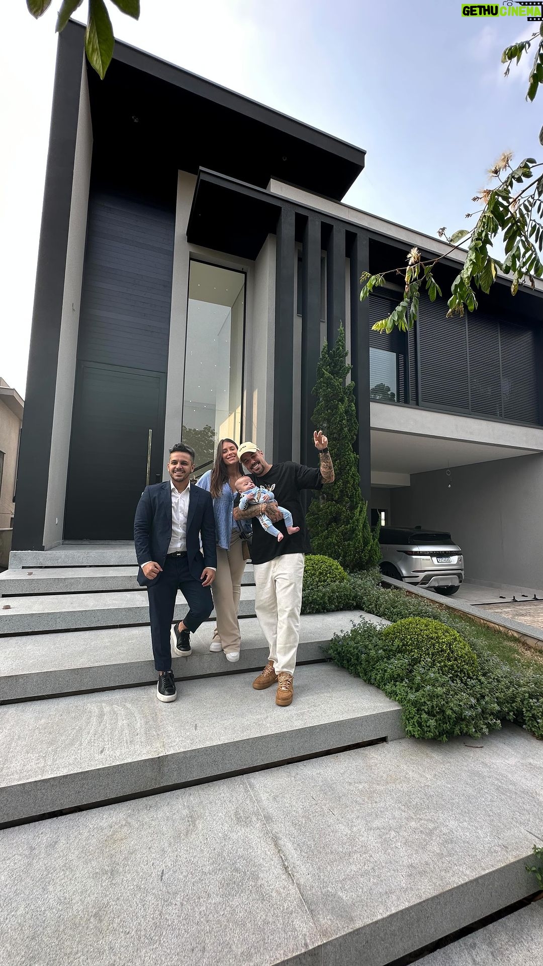 Felipe Ribeiro Instagram - Uma venda que vai além das transações imobiliárias, é a realização de um sonho para o casal @lipemribeiro e @dessacastorino . Foi uma jornada emocionante, onde cada visita, cada detalhe e cada negociação foram feitos com o coração. Ver o brilho nos olhos deles ao encontrarem o lar perfeito, o lugar onde irão construir sua história e criar memórias inesquecíveis, é o que nos move como corretor de imóveis. É uma honra fazer parte dessa conquista, e saber que fizemos a diferença na vida deles. Que essa casa seja o refúgio de amor, felicidade e prosperidade que eles tanto merecem. Parabéns, Lipe e Andressa, por essa nova etapa em suas vidas. Que seja apenas o começo de uma jornada repleta de realizações e felicidade! Que Deus continue abençoando a jornada de vocês! #imoveis #imoveisdeluxo #imoveisaltopadrao Alphaville