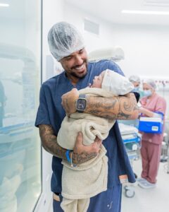Felipe Ribeiro Instagram - 15/06/2023 - o dia em que minha vida fez sentido 🤍 seja bem vindo, meu filho! eu te amo muito e essas fotos representam um pouco do quanto você ja mudou nossas vidas 🥹 Obrigado amor da minha vida @dessacastorino por essa mulher guerreira e determinada 🤍 Fotograria: @hannarocha @rededor_oficial_star