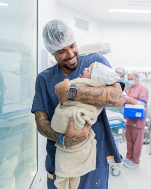 Felipe Ribeiro Instagram - 15/06/2023 - o dia em que minha vida fez sentido 🤍
seja bem vindo, meu filho! eu te amo muito e essas fotos representam um pouco do quanto você ja mudou nossas vidas 🥹 
Obrigado amor da minha vida @dessacastorino por essa mulher guerreira e determinada 🤍
Fotograria: @hannarocha 
@rededor_oficial_star