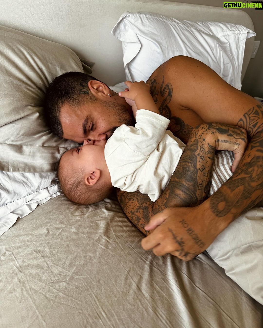 Felipe Ribeiro Instagram - Surra de c贸cegas de toda manh茫 馃┑ nosso dominguinho