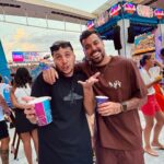 Felipe Ribeiro Instagram – A gente é isso! Uns 20 anos juntos, pra mais de 50 @tardezinha , e sempre essa energia 🩵 parabéns pelo seu dia! Juntos sempre @novinho te amo