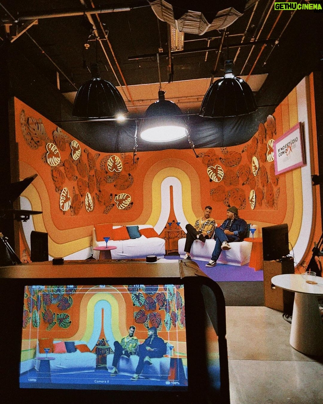 Felipe Ribeiro Instagram - Eu e minha paixão platônica já estamos aqui nos estúdios porque hoje começa o No Estúdio Com Ex 😍 A gente tem um encontro marcado toda quinta-feira às 22h ao vivo nas redes da MTV e toda sexta-feira às 21h na MTV 😋😋😋 um beijo do novo apresentador da @mtvbrasil ✨ MTV Brasil