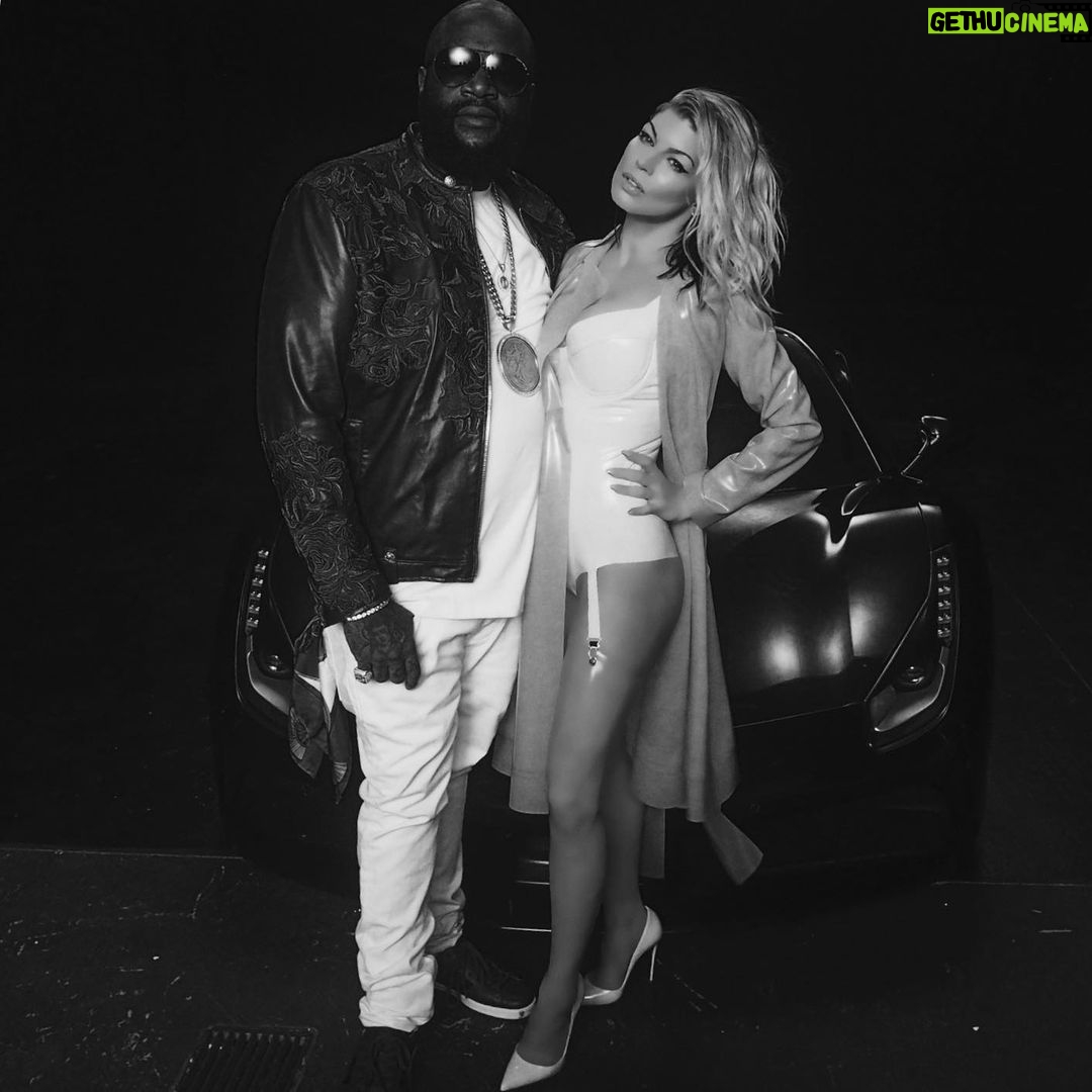 Fergie Instagram - 2 years 🖤🖤 #youalreadyknow #hungry #doubledutchess
