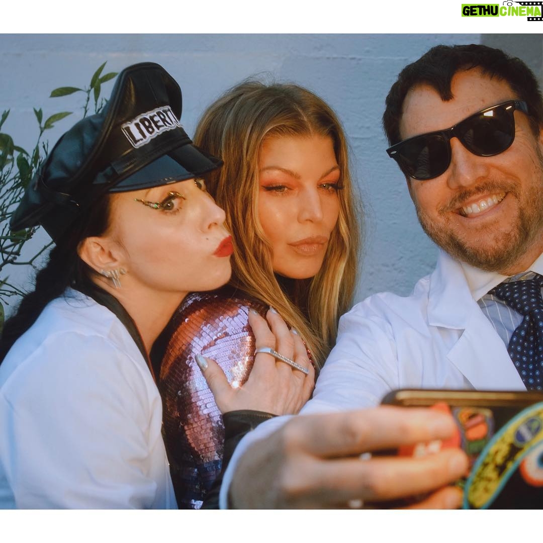 Fergie Instagram - a few more #momsnightout Monday memories 💋💋 #StyledByB Nails: @cndworld H&MU: @ronitshapow Jacket & Pants: @officiallibertine