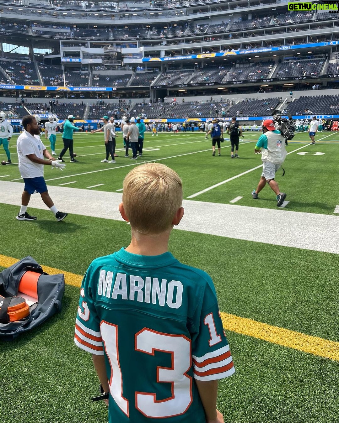 Fergie Instagram - I could feel my dad smiling down on Sunday as the @miamidolphins kicked off the season with a glorious W, and to share that joy with my family was a full circle moment. ✨✨ Thank you @garfinkeltom, @dan13marino, @natmoore_89, @mj003, Stephen Ross, Coach Mike McDaniel, Bill Galante and this incredible team for making this day a magical one. #finsup 🐬🐬