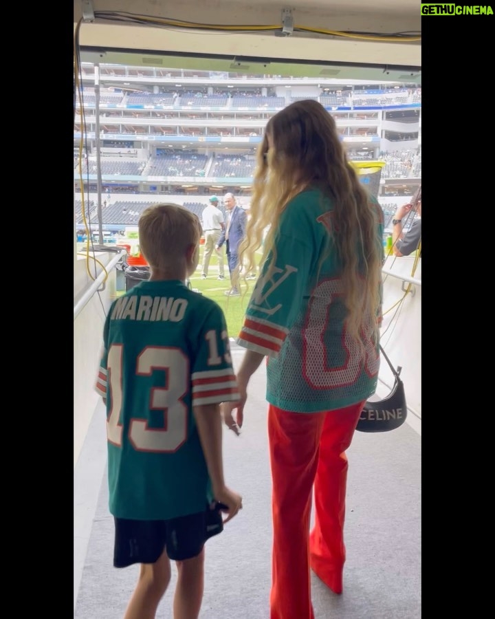 Fergie Instagram - I could feel my dad smiling down on Sunday as the @miamidolphins kicked off the season with a glorious W, and to share that joy with my family was a full circle moment. ✨✨ Thank you @garfinkeltom, @dan13marino, @natmoore_89, @mj003, Stephen Ross, Coach Mike McDaniel, Bill Galante and this incredible team for making this day a magical one. #finsup 🐬🐬