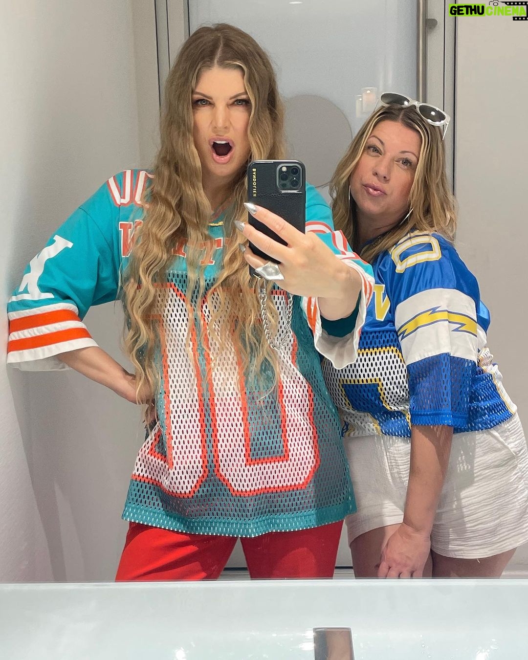 Fergie Instagram - I could feel my dad smiling down on Sunday as the @miamidolphins kicked off the season with a glorious W, and to share that joy with my family was a full circle moment. ✨✨ Thank you @garfinkeltom, @dan13marino, @natmoore_89, @mj003, Stephen Ross, Coach Mike McDaniel, Bill Galante and this incredible team for making this day a magical one. #finsup 🐬🐬