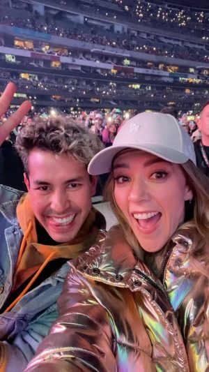 Fernanda Castillo Instagram - Que chimba @karolg 
Estuve jode y jode que quería venir a este concierto y se cumplió! Que pedazo de artista y de luz lo que transmite! 
Gracias @pp_ayala por venir a perrear conmigo , te adoro✨♥️
Gracias mi Mondra @mondra69
