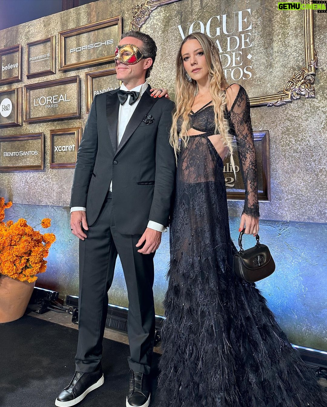 Fernanda Castillo Instagram - Last night #voguegala @voguemexico Gracias @steponfashion por este vestido increíble de mi querida @verodiazmx .los amo @gerardangulo @sergio.valenzuelach Gracias @gabiokka y @ger.parra ♥️ 📸 @moi.rodriguez_