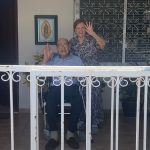 Fernanda Castillo Instagram – Si tienen el enorme regalo de aún tener a sus abuelos , abrácenlos fuerte,fuerte ,fuerte!
Es tan bonito verlos , juntos como siempre, desayunando en su cocina , contando historias de cuando eran jóvenes , riendo al descubrir  a Liam . 
Esta semana me recordó lo que es realmente importante.