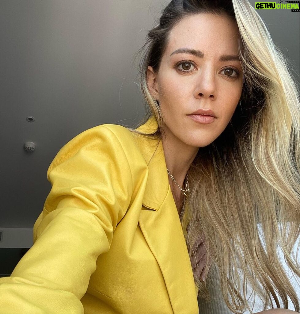 Fernanda Castillo Instagram - A levantarse! 👑🐣🌻